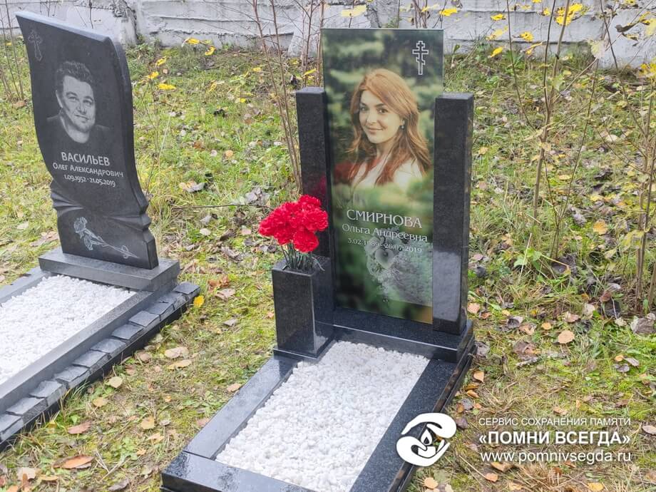 Стеклянный памятник со сплошным цветным фоном с гранитной квадратной вазой